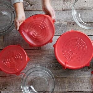 Like new Pampered Chef Stretch Lid silicone lid 3 piece set